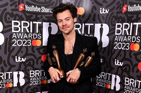  The BRIT Awards 2019: Harry Styles のソロデビュー後初受賞と、One Direction 分裂後の新たなキャリアパス